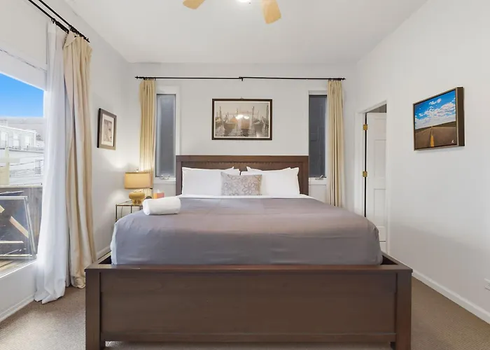 Heart Of East Village 2-bed 2-bath Peaceful Oasis Chicago
